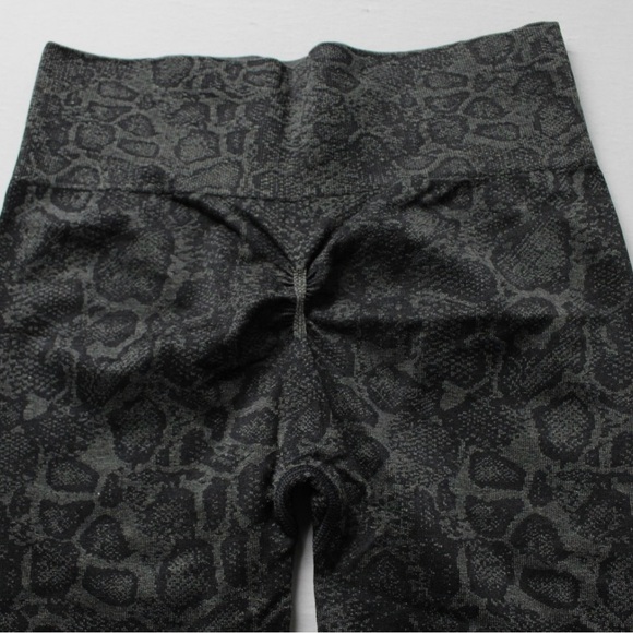 Gymshark Women's Adapt Animal Print Seamless Leggings Black - Picture 3 of 3